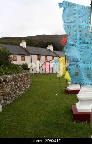 E Center for World Peace and Health, con bandiere tibetane e stupa sull'Isola Santa, Lamlash Bay, Isola di Arran, Ayrshire, Scozia, REGNO UNITO Foto Stock