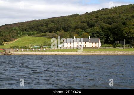 Il Centro per la Pace e la Salute nel mondo, con bandiere e stupidi tibetani su Holy Island, Lamlash Bay, Isola di Arran, Ayrshire, Scozia, Regno Unito Foto Stock