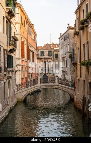 Uno degli innumerevoli e bei canali del centro storico di Venezia Foto Stock