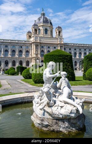 Il Museo di Storia Naturale con una piccola fontana a Vienna, Austria Foto Stock