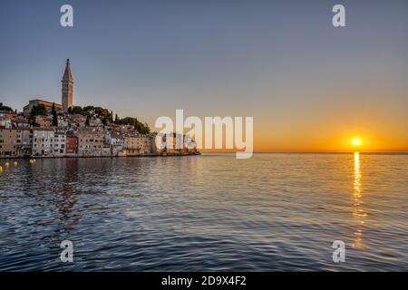 La splendida città vecchia di Rovigno in Croazia prima del tramonto Foto Stock