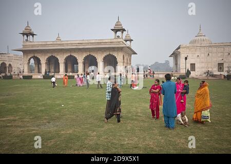Delhi, India, gennaio 2008. I turisti locali riposano all'interno del Forte Rosso. Foto Stock