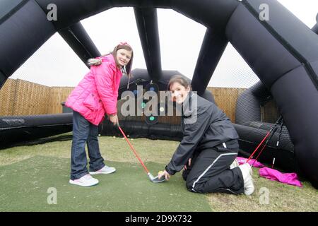 Turnberry 2012 Ayrshire, Scozia, UK Senior Open Golf Championship. Bambini che giocano nella zona dei bambini, pazzi campi da golf e reti da pratica Foto Stock