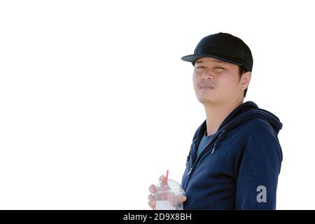 Uomo asiatico che indossa una camicia a manica lunga blu e indossa un cappello che tiene un bicchiere d'acqua di plastica isolato su sfondo bianco. Foto Stock