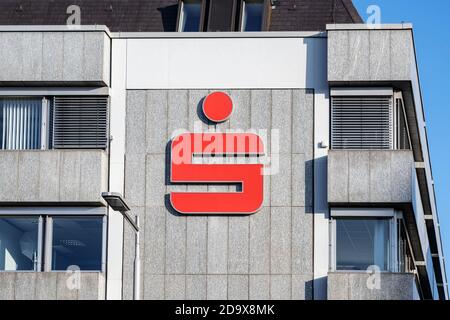 Ratzeburg, Germania, 7 novembre 2020: Il logo rosso dello Sparkasse, il gruppo finanziario delle casse di risparmio tedesche, sul moderno edificio degli uffici Foto Stock