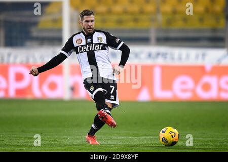 Parma, Italia - 07 novembre 2020: Riccardo Gagliolo di Parma Calcio in azione durante la Serie A una partita di calcio tra Parma Calcio e ACF Fiorentina. La partita terminò il cravatta del 0-0. Credit: Nicolò campo/Alamy Live News Foto Stock