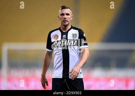 Parma, Italia - 07 novembre 2020: Jasmin Kurtic di Parma Calcio guarda durante la Serie UNA partita di calcio tra Parma Calcio e ACF Fiorentina. La partita terminò il cravatta del 0-0. Credit: Nicolò campo/Alamy Live News Foto Stock