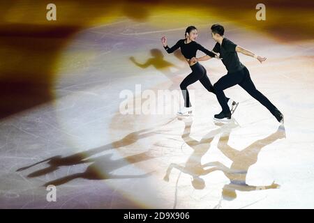 Chongqing. 8 Nov 2020. Peng Cheng (L)/Jin Yang della Cina si esibiscono durante il gala di chiusura alla Coppa della Cina, Gran Premio di Figura ISU 2020, a Chongqing, 8 novembre 2020, nel sud-ovest della Cina. Credit: JU Huanzong/Xinhua/Alamy Live News Foto Stock