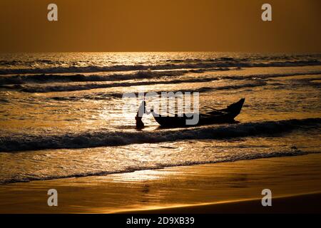 Il ritorno del pescatore II, Assinie, Costa d'Avorio Foto Stock