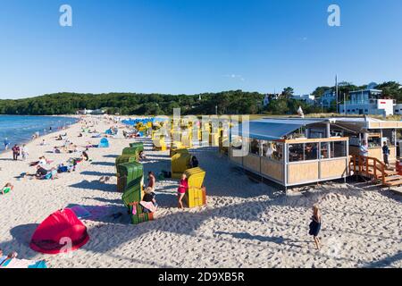 Binz: spiaggia, sedie a sdraio, ristorante, Mar Baltico, Ostsee (Mar Baltico), Isola di Rügen, Meclemburgo-Vorpommern, Germania Foto Stock