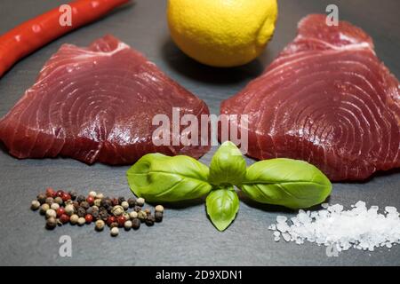 due bistecche di tonno crudo e spezie Foto Stock