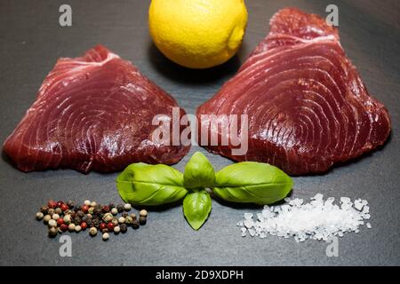 due bistecche di tonno crudo e spezie Foto Stock