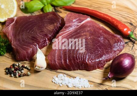due bistecche di tonno crudo e spezie Foto Stock