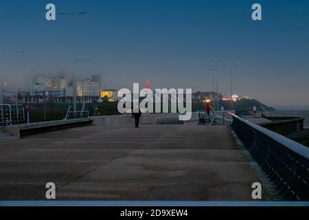 Bispham Promenade al tramonto. Foto Stock