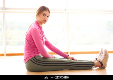 Ragazza slim-sporty che fa v-up abs allenamento a casa Foto Stock