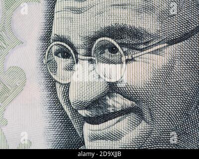 Mahatma Gandhi faccia sulla macro estrema della banconota da 100 rupia indiana, closeup di denaro dell'India Foto Stock