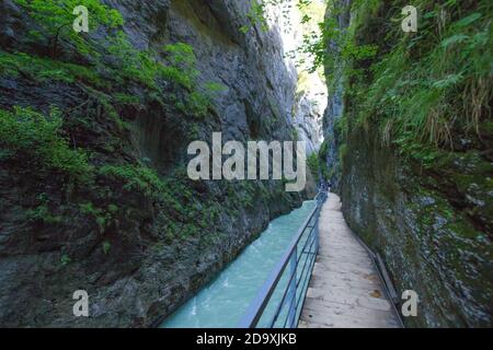 blue aare fiume nelle montagne svizzere Foto Stock