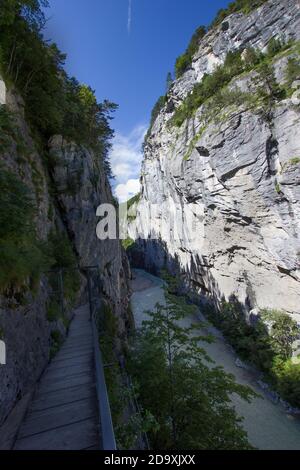 Suggestiva valle del fiume aare nelle alpi svizzere Foto Stock