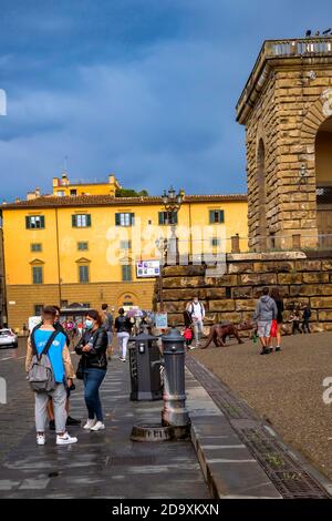 Persone di fronte alla facciata di Palazzo Pitti - Firenze, Toscana, Italia Foto Stock