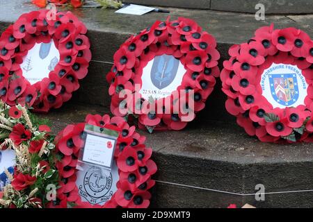 Hereford Herefordshire, domenica 8 novembre 2020 - Domenica di memoria - le corone di papavero al War Memorial di Hereford includevano le corone del Regiment del Servizio aereo speciale locale 22 ( 22 SAS ) - Photo Steven May / Alamy Live News Foto Stock