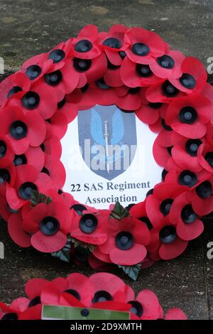 Hereford Herefordshire, domenica 8 novembre 2020 - Domenica di memoria - le corone di papavero al War Memorial di Hereford includevano le corone del Regiment del Servizio aereo speciale locale 22 ( 22 SAS ) - Photo Steven May / Alamy Live News Foto Stock