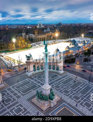 Pista di pattinaggio sul ghiaccio nel parco cittadino di budapest, famoso centro sportivo accanto al bagno termale Szechenyi. Tra la piazza degli Eroi e il castello di Vajdahunyad. Foto Stock