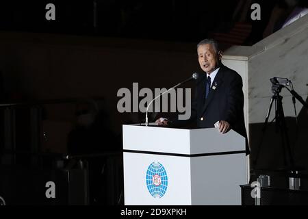 (201108) -- TOKYO, 8 novembre 2020 (Xinhua) -- Comitato organizzatore di Tokyo dei Giochi Olimpici e Paralimpici (Tokyo 2020) il presidente Mori Yoshiro interviene durante la cerimonia di chiusura dell'evento internazionale di ginnastica della competizione di amicizia e solidarietà che si tiene al Yoyogi National Gymnasium di Tokyo, Giappone, 8 novembre 2020. (Xinhua/Du Xiaoyi) Foto Stock