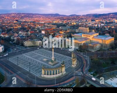 Europa Ungheria Budapest Piazza degli Eroi. Alba. Monumenti di Millenium. Angelo Gabriele Arca. Vuoto. Covid-19 Foto Stock