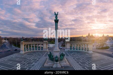 Europa Ungheria Budapest Piazza degli Eroi. Alba. Monumenti di Millenium. Angelo Gabriele Arca. Vuoto. Covid-19 Foto Stock