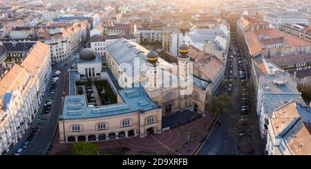 Europa Ungheria Budapest Sinagoga ebraica. Vista Ariel della magnifica Sinagoga di Dohany Street. Monumento all'Olocausto. Alba vista aerea panoramica. Vuoto Foto Stock