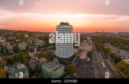 Europa Ungheria Budapest. Il paesaggio urbano Aeriaal circa una torre bianca. Il nome della strada è sulla destra Erzsebet Szilagy vicolo. Famoso hotel cilindrico. N Foto Stock