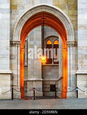 Ingresso al centro visitatori del parlamento ungherese. Non ci sono visitatori. Chiuso per il giorno 19. Foto Stock