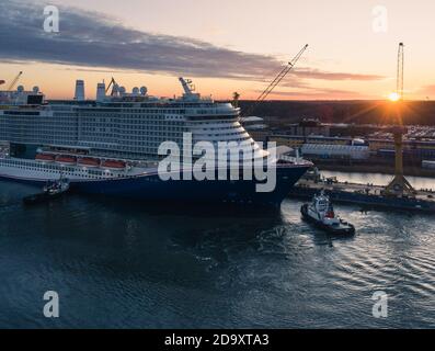 TURKU, FINLANDIA - 06/11/2020: Nave da crociera Mardi Gras trainata da un rimorchiatore nel cantiere navale Meyer Turku Foto Stock