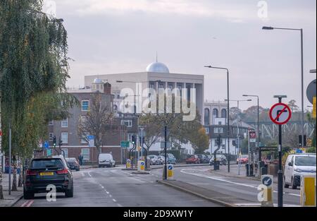 London Road, Morden, Regno Unito. La moschea di Bitul Futuh nel sobborgo di Londra di Morden, una delle più grandi moschee dell'Europa occidentale Foto Stock