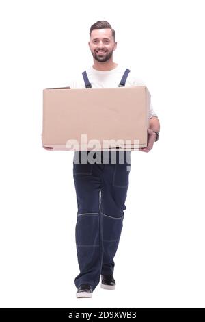 In piena crescita. uomo sorridente porta una grande scatola di cartone Foto Stock