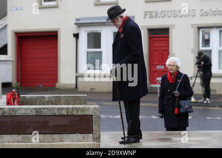 Jim Dixon, gravemente ferito nel bombardamento di Enniskillen, sta per un momento dopo il servizio della domenica della memoria al Cenotafe di Enniskillen. Foto Stock