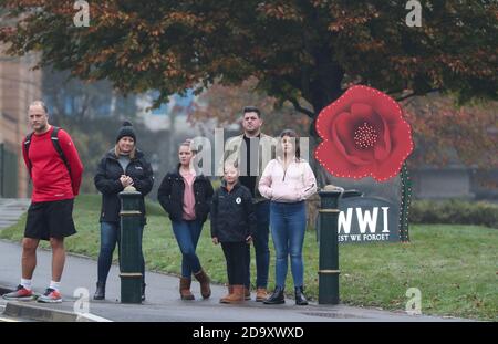 Bournemouth, Regno Unito. 8 novembre 2020. Nonostante le restrizioni di Lockdown, veterani e membri del pubblico si sono riuniti nel memoriale di guerra dei Central Gardens di Bournemouth per rendere omaggio e segnare due minuti di silenzio sulla domenica della memoria. Credit: Richard Crease/Alamy Live News Foto Stock