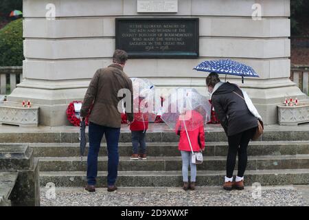 Bournemouth, Regno Unito. 8 novembre 2020. Nonostante le restrizioni di Lockdown, veterani e membri del pubblico si sono riuniti nel memoriale di guerra dei Central Gardens di Bournemouth per rendere omaggio e segnare due minuti di silenzio sulla domenica della memoria. Credit: Richard Crease/Alamy Live News Foto Stock