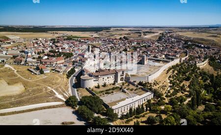 Vista aerea di Cuellar, un piccolo centro storico in provincia di Segovia, con il castello ricostruito in primo piano. Foto Stock