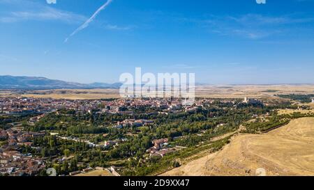 Vista aerea del vecchio muro e della città di Segovia, con alcuni dei suoi monumenti principali da riconoscere. Foto Stock