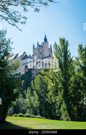 Vista ad angolo basso dell'Alcazar, un castello-palazzo in pietra situato nella vecchia città fortificata di Segovia, Spagna. Foto Stock