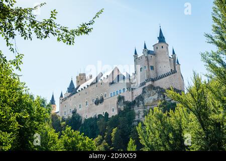 Vista ad angolo basso dell'Alcazar, un castello-palazzo in pietra situato nella vecchia città fortificata di Segovia, Spagna. Foto Stock