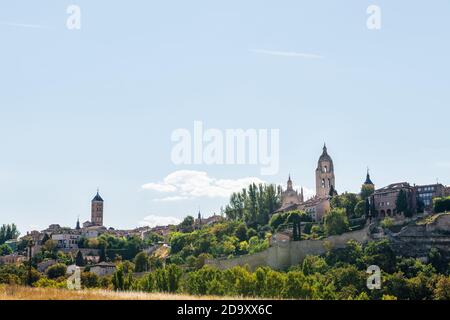 Vista panoramica del vecchio muro e della città di Segovia, con le torri della cattedrale e altre chiese da riconoscere. Foto Stock