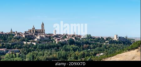 Vista panoramica della vecchia cinta muraria e della città di Segovia, con alcuni dei suoi monumenti principali da riconoscere. Foto Stock