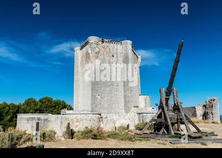 Torre di omaggio del Castello di ISCAR a Valladolid, costruito alla fine del XIII secolo, attualmente ospita una birreria Foto Stock