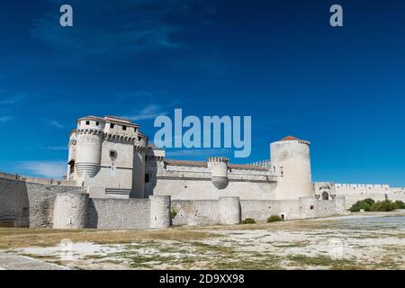 Vista laterale del ben conservato castello di Cuellar (Castello dei Duchi di Alburquerque), costruito in stili diversi tra il 13 ° e 18 ° secolo. Foto Stock