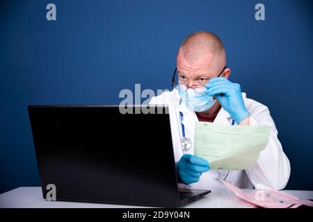 Medico di sesso maschile che consulta il paziente tramite videochiamata online su computer portatile. Consulenza medica on-line remota, tele medicine servizi a distanza, phisi virtuale Foto Stock