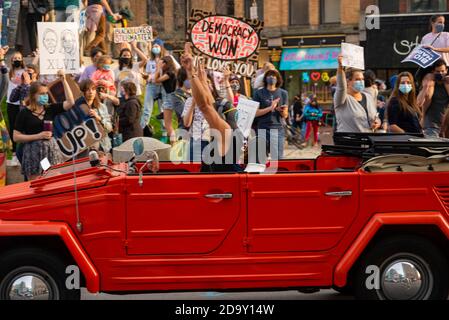 I Mainers celebrano la vittoria di Joe Biden dei 2020 Stati Uniti Elezioni presidenziali nel centro di Portland Foto Stock