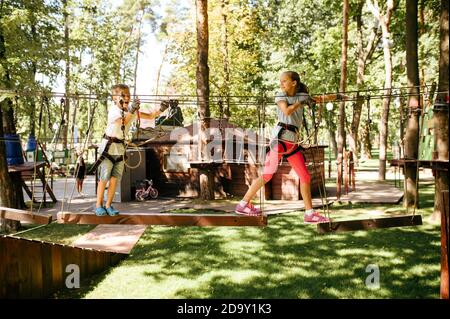 La bambina sale nel parco delle corde Foto Stock