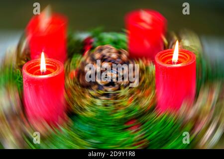 La corona dell'Avvento con candele bruciate con velocità Foto Stock